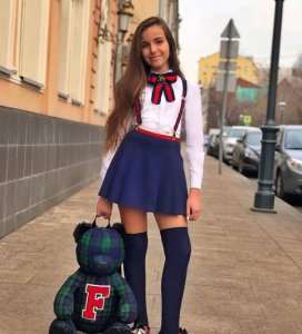 Adult poses, bright makeup, a photo in a bikini: 11-year-old Russian ...