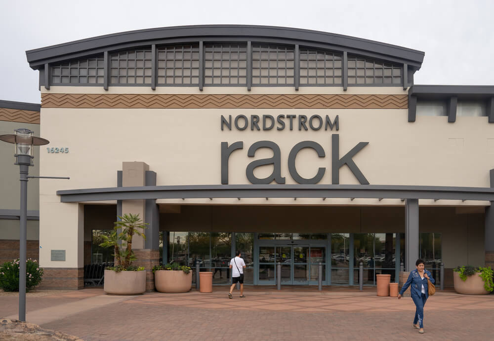 TJ Maxx или Nordstrom Rack: где выгоднее покупать вещи.