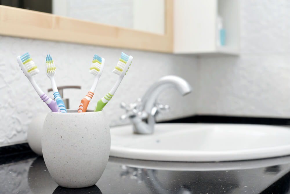Зубные щетки и еще 10 вещей, которые не следует хранить в ванной комнате