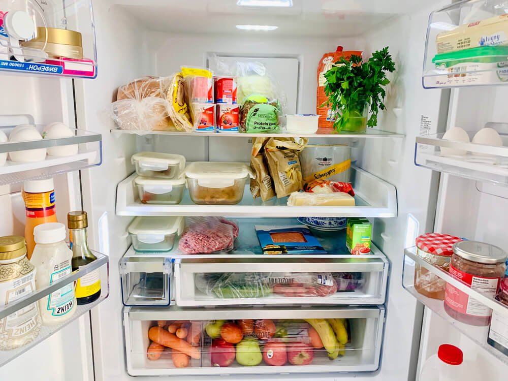 There are some eggs in the fridge. Растения на холодильнике. Холодильник в полу. Выбросить еду из холодильника. Сортировка продуктов на кухне.
